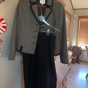 Le Suit 2 piece/Skirt and jacket/black and gray